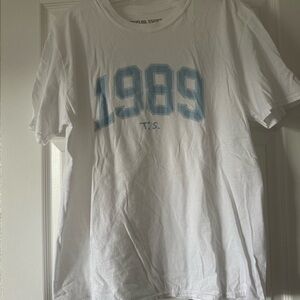 Taylor Swift 1989 size L shirt